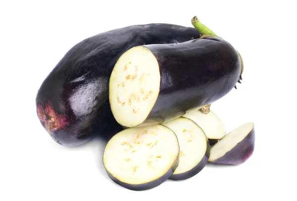 Färska aubergine isolering på vit — Stockfoto