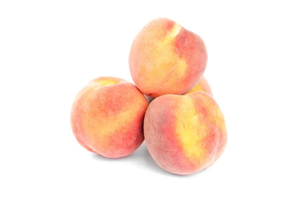 Perziken geïsoleerd op een witte achtergrond — Stockfoto