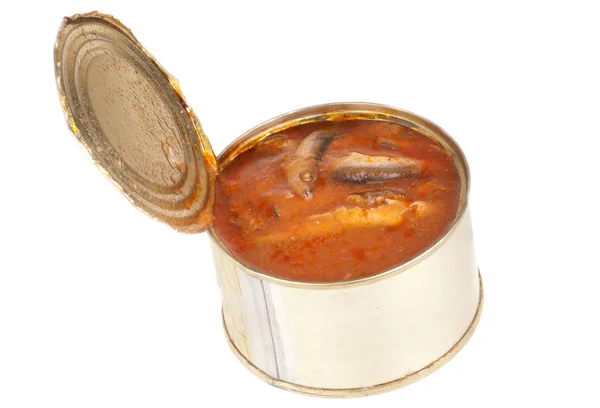 Abrir pescado enlatado completo en salsa de tomate sobre un fondo blanco —  Fotos de Stock