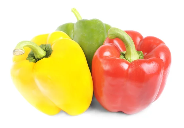 Vermelho, verde, pimentão amarelo isolado no fundo branco — Fotografia de Stock
