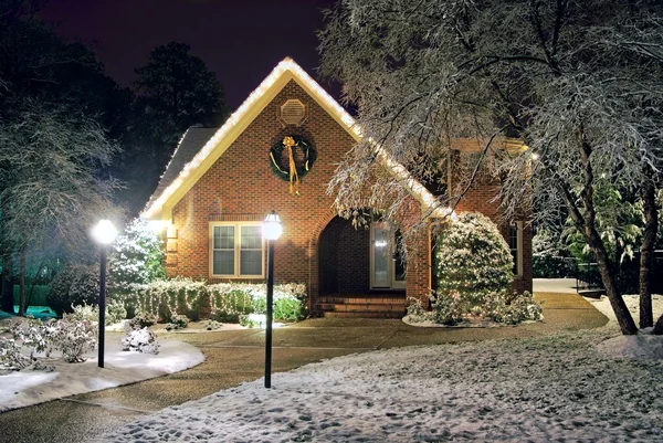 Weihnachten dekoriertes Ferienhaus — Stockfoto