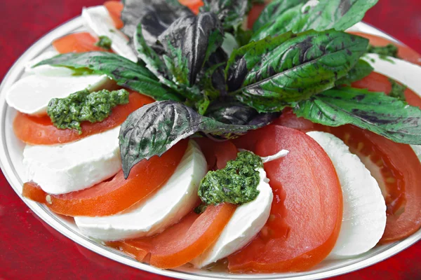 Vegetables salad with tomatos and mozzarella — Stock Photo, Image