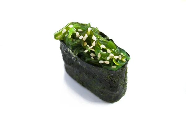 Un sushi frais sur fond blanc — Photo