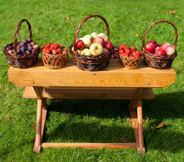 Cestas con ciruelas, fresas y manzanas — Foto de Stock