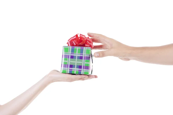 Bir hediye almak ve vermekle eller — Stok fotoğraf