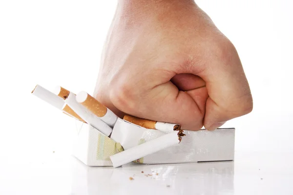 Man? s hand verpletterende sigaretten — Stockfoto