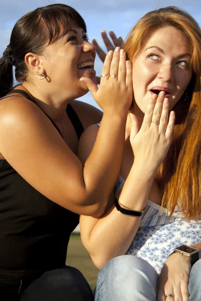 Dos chicas chismorreando — Foto de Stock