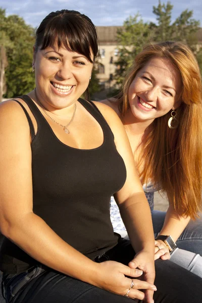 Дві дорослі дівчата сміються — стокове фото