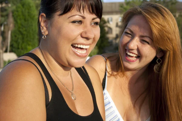 Dos chicas adultas riendo —  Fotos de Stock
