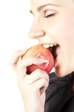 Elma yiyen genç kadın.