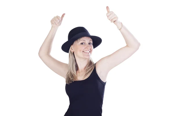 Νεαρή γυναίκα με καπέλο προβολή χέρια εντάξει σημάδι — Φωτογραφία Αρχείου
