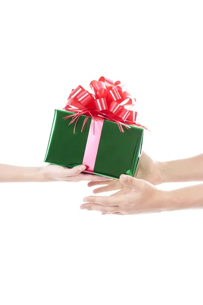 Hände geben und ein Geschenk entgegennehmen — Stockfoto