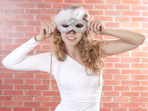 Jonge vrouw met een masker — Stockfoto