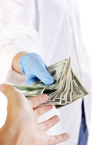 Mão do doutor dando dinheiro — Fotografia de Stock