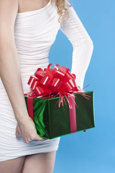 Santa žena skrývá přítomen dárek — Stock fotografie