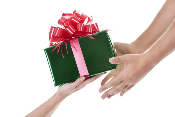 Mãos dando e recebendo um presente — Fotografia de Stock