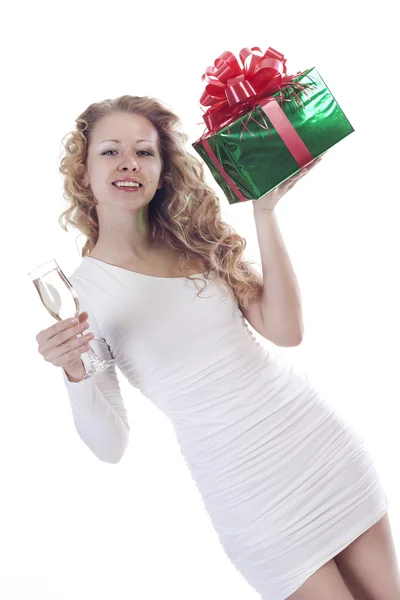 Ung kvinna med en champagne och gåva — Stockfoto