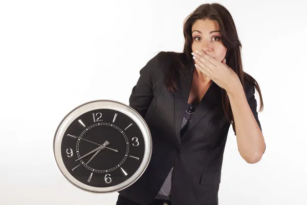 Mulher surpresa segurando relógio — Fotografia de Stock