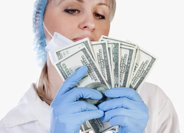 Médica feminina segurando dinheiro — Fotografia de Stock