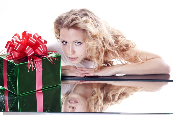 Volwassen meisje met een huidige geschenk voor Nieuwjaar of christmas — Stockfoto