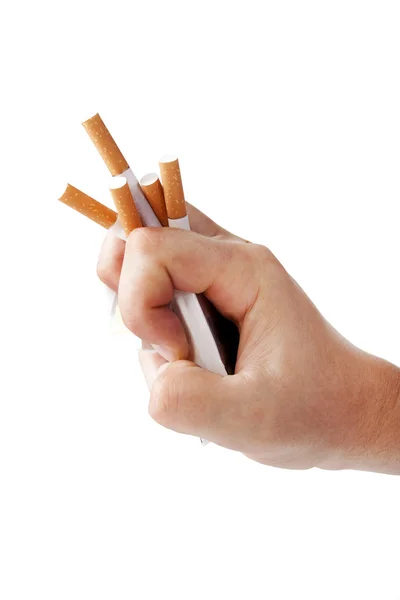 Мужская рука, раздавливающая сигареты — стоковое фото