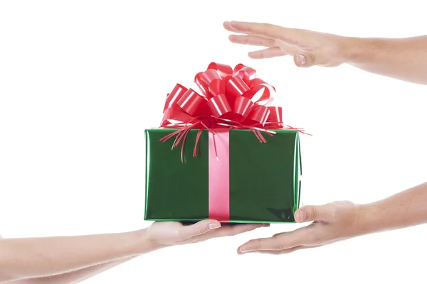 Mãos dando e recebendo um presente — Fotografia de Stock