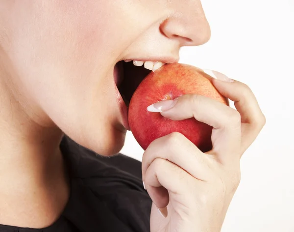 Young woman eating apple — Stock Photo, Image