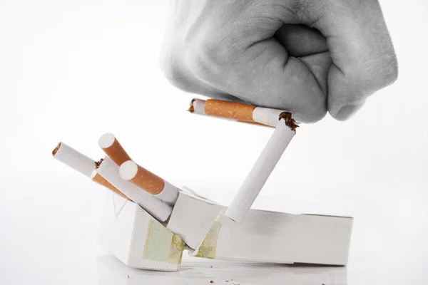 A mão do homem a esmagar cigarros — Fotografia de Stock