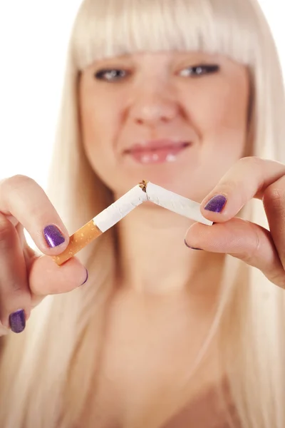 Junge Frau gibt das Rauchen auf — Stockfoto