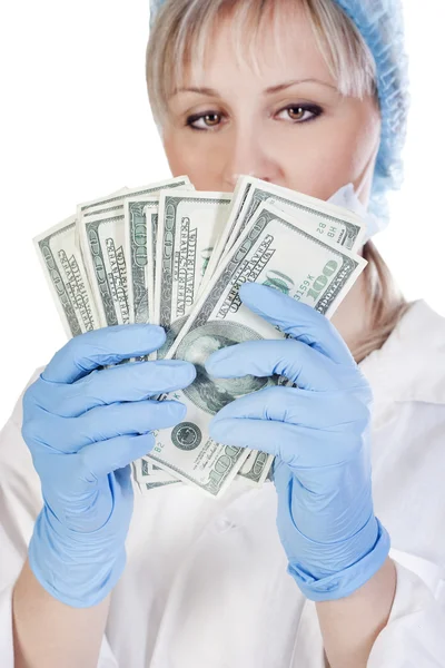 Médico segurando dinheiro — Fotografia de Stock