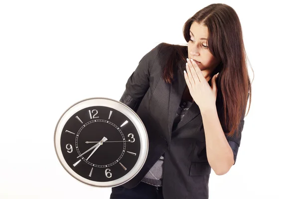 Женщина держит часы — стоковое фото