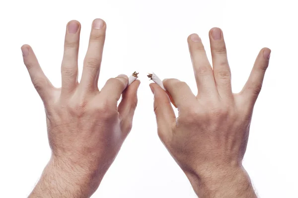 男人的手破碎香烟 — 图库照片