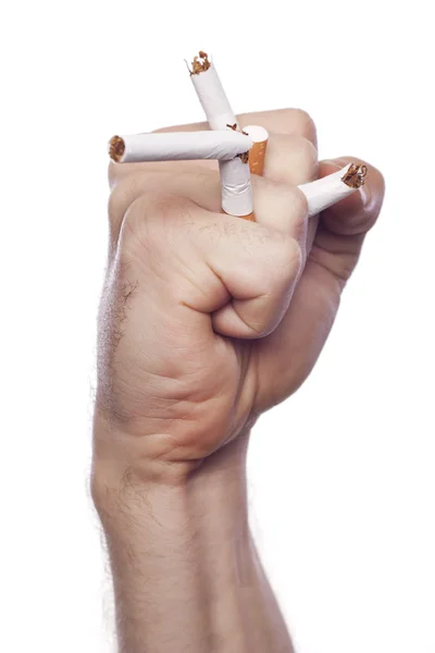 Mans hand krossning cigaretter — Stockfoto