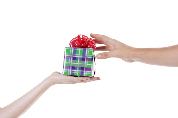 Handen geven en ontvangen een geschenk — Stockfoto