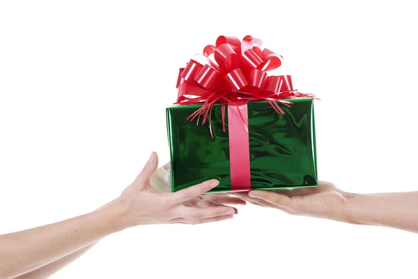 Ruce dávání a přijímání dárek — Stock fotografie