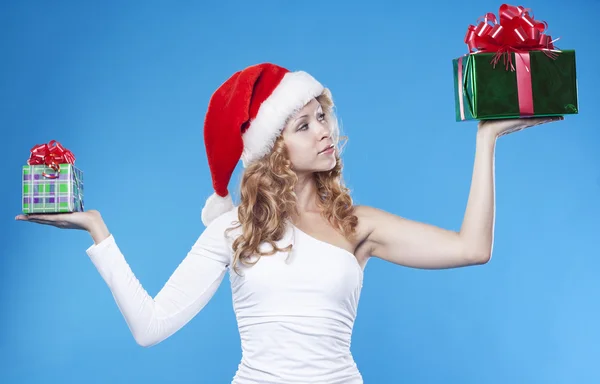 Mooi santa meisje met huidige giften voor Nieuwjaar of christmas — Stockfoto