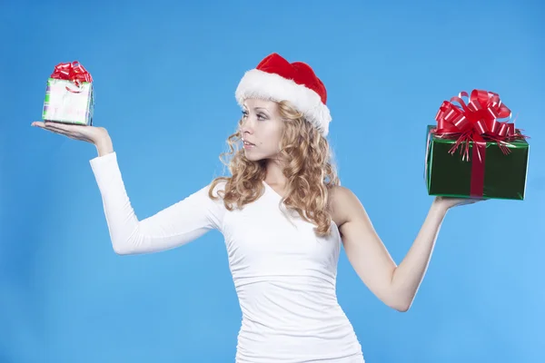 Hübsches Weihnachtsmädchen mit Geschenken für Neujahr oder Weihnachten — Stockfoto