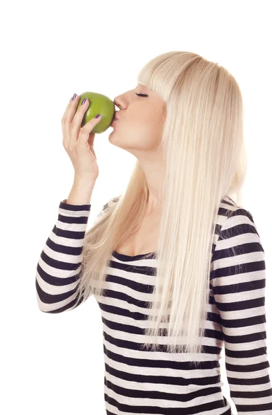 Young woman kissing apple — Stock Photo, Image