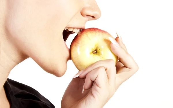Młoda kobieta je jabłko. — Zdjęcie stockowe