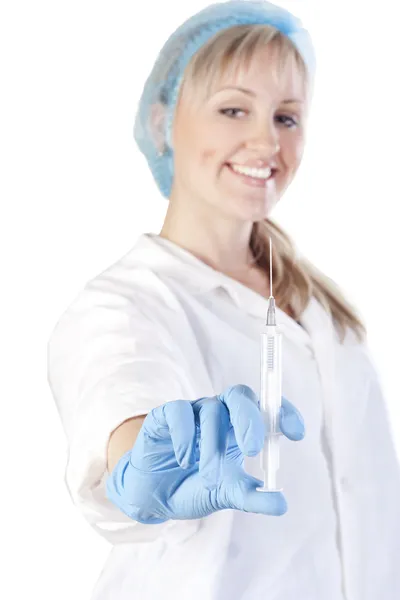 Läkare som håller en spruta — Stockfoto