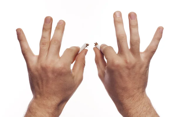 Mão do homem esmagando cigarro — Fotografia de Stock