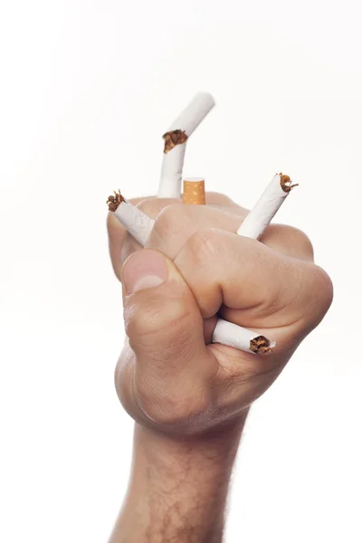 Mans hand krossning cigaretter — Stockfoto