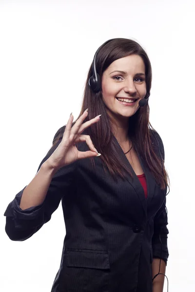 Kvinna operatör med headset visar hand ok tecken — Stockfoto