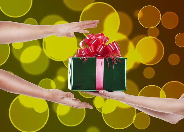 Ruce dávání a přijímání dárek — Stock fotografie