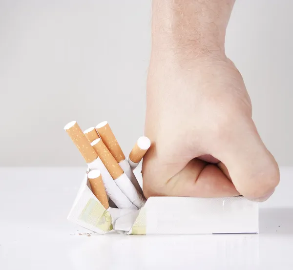Man's hand verpletterende sigaretten — Stockfoto