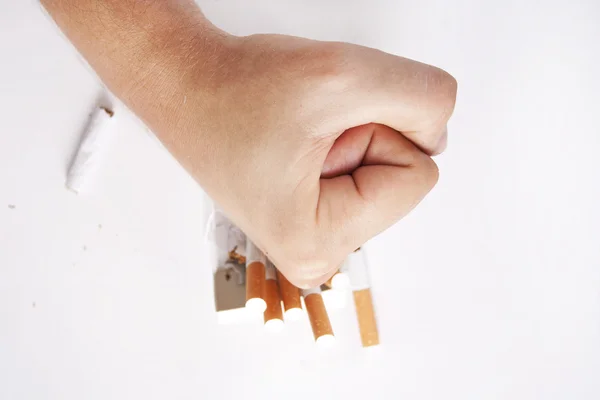 破碎香烟的人的手 — 图库照片