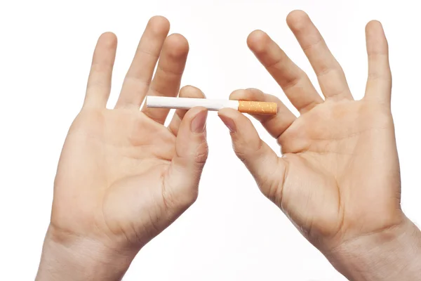Man's hand met een sigaret — Stockfoto