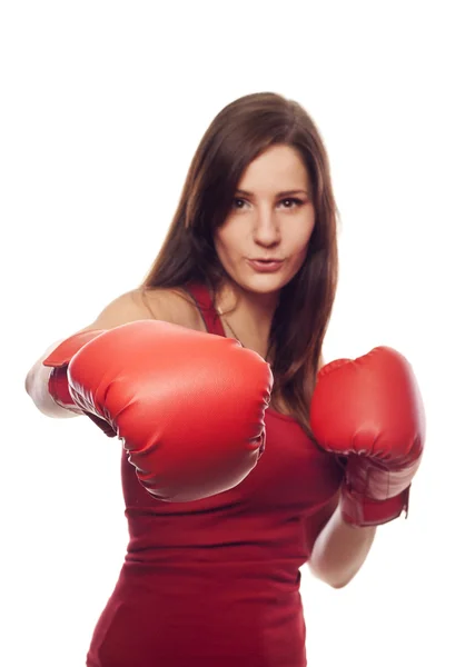 Självsäker ung kvinna med boxhandskar — Stockfoto