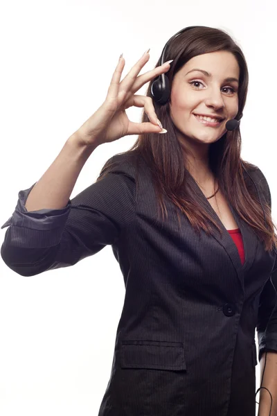 Operatore donna con auricolare mostrando mano segno ok — Foto Stock
