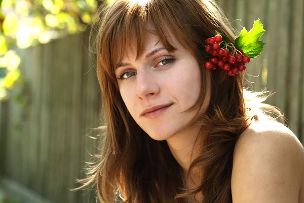 Portret van jonge mooie brunette op een zonnige dag — Stockfoto